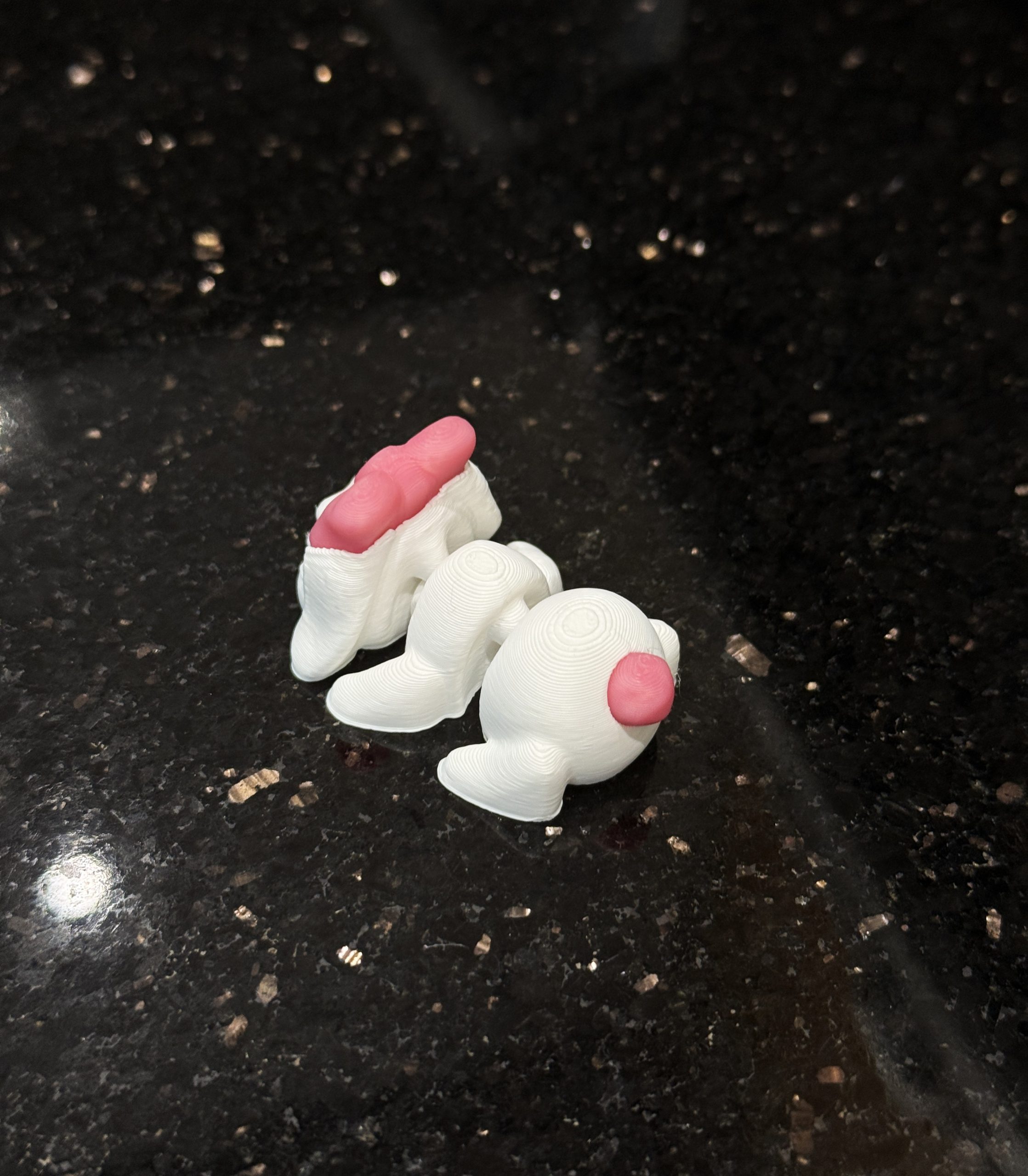 Słodki Króliczek Minimals 3D – ruchoma mini figurka z różową kokardką, kolekcja, zabawka - obrazek 6