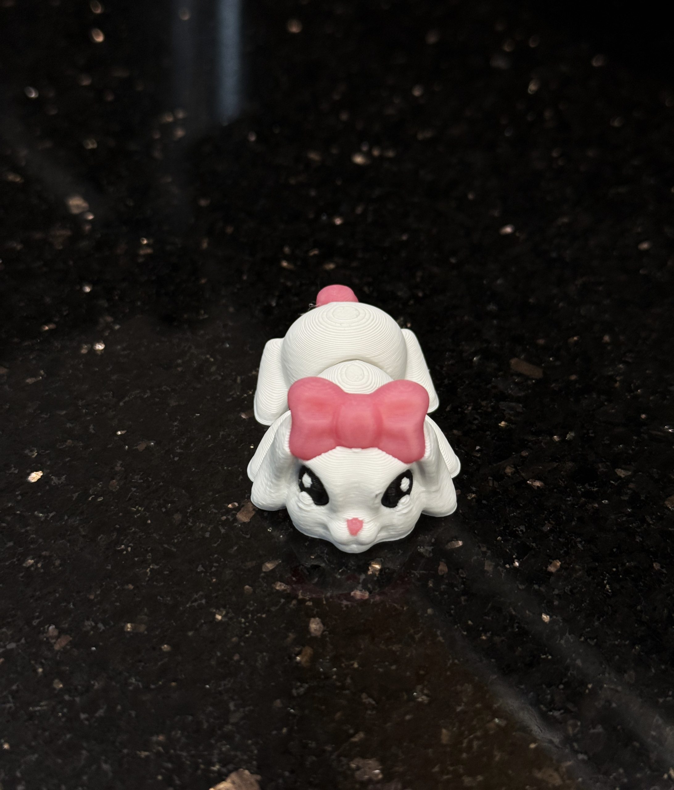 Słodki Króliczek Minimals 3D – ruchoma mini figurka z różową kokardką, kolekcja, zabawka - obrazek 7