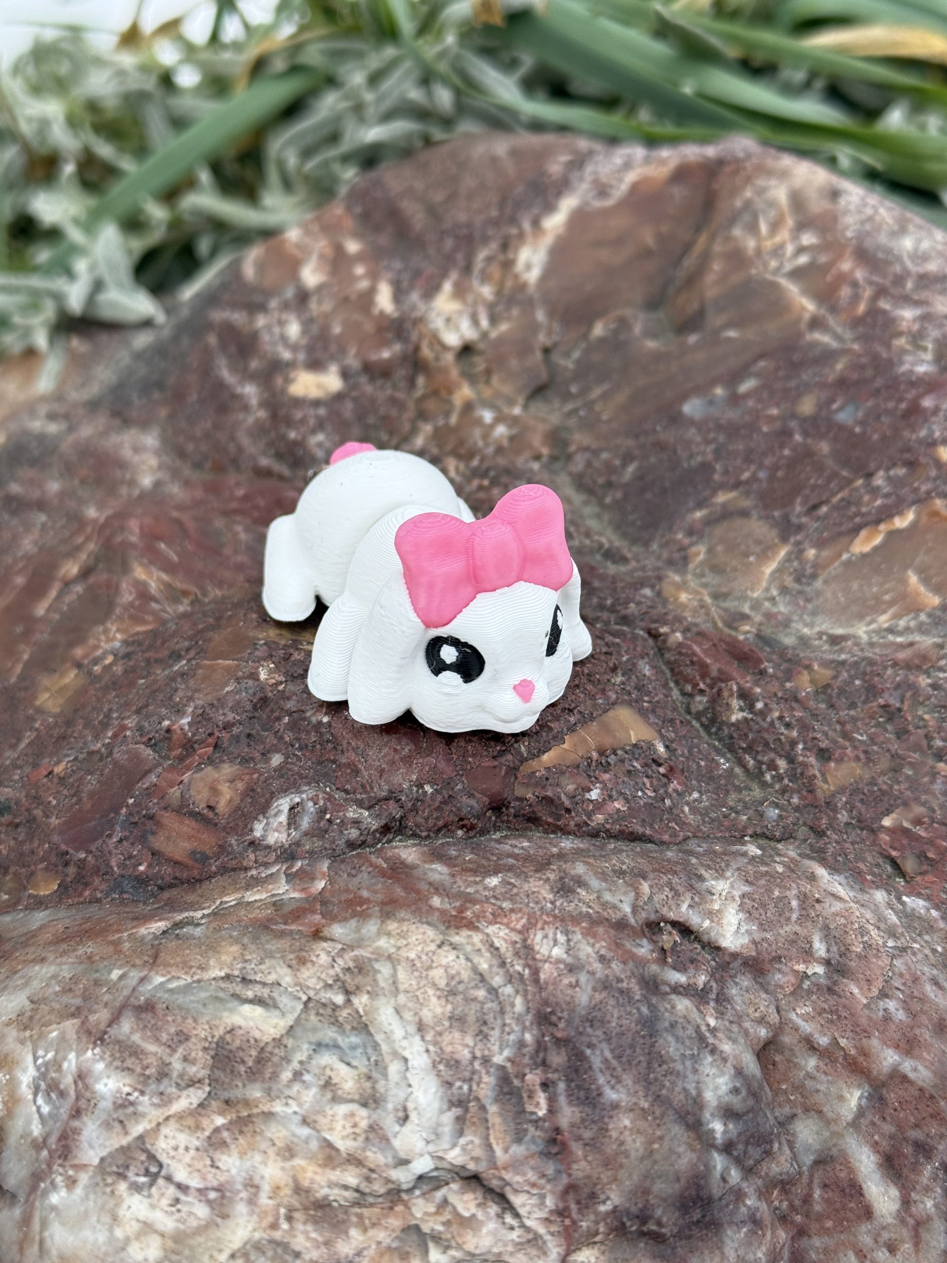 Słodki Króliczek Minimals 3D – ruchoma mini figurka z różową kokardką, kolekcja, zabawka - obrazek 8