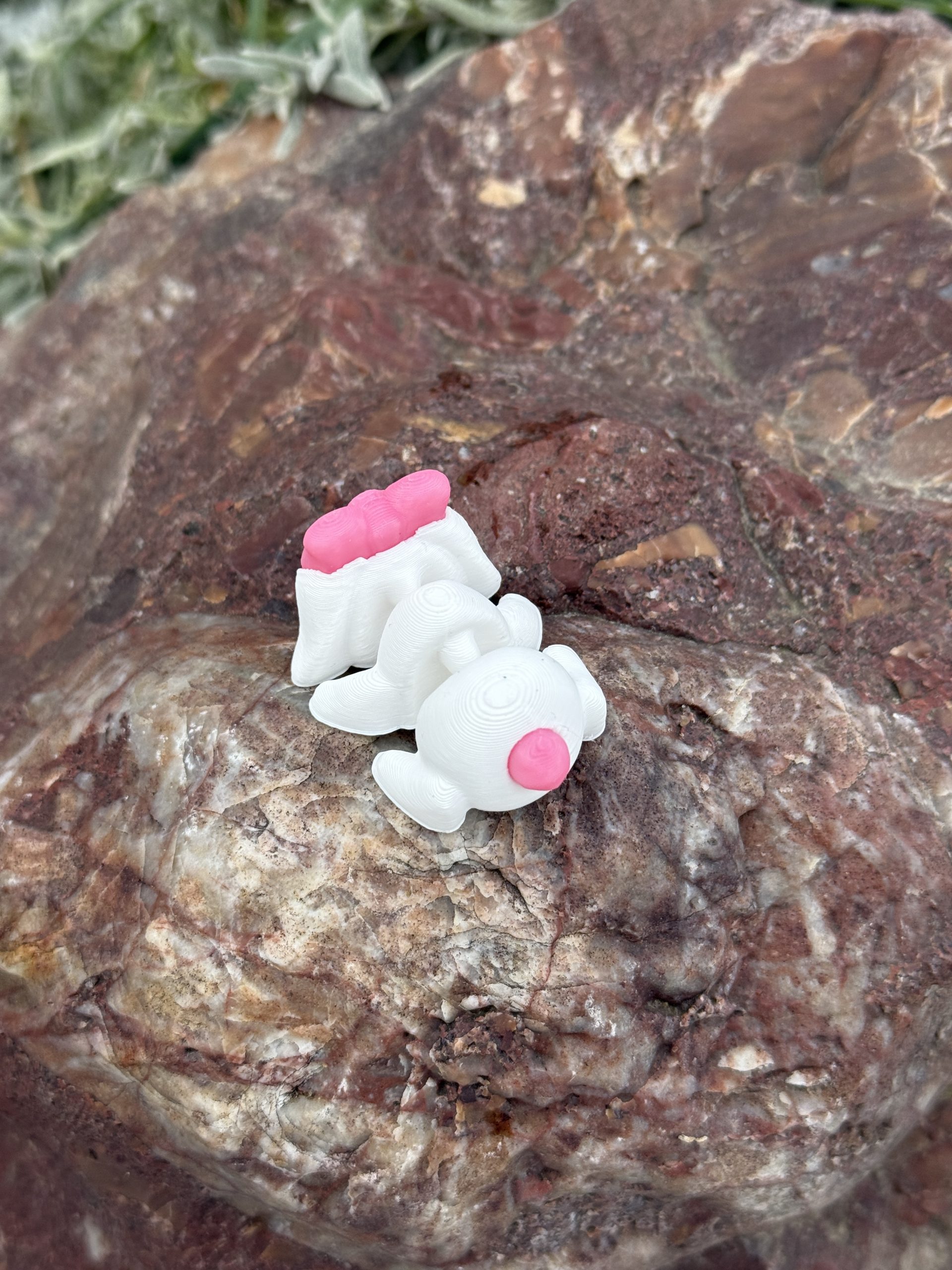 Słodki Króliczek Minimals 3D – ruchoma mini figurka z różową kokardką, kolekcja, zabawka - obrazek 13