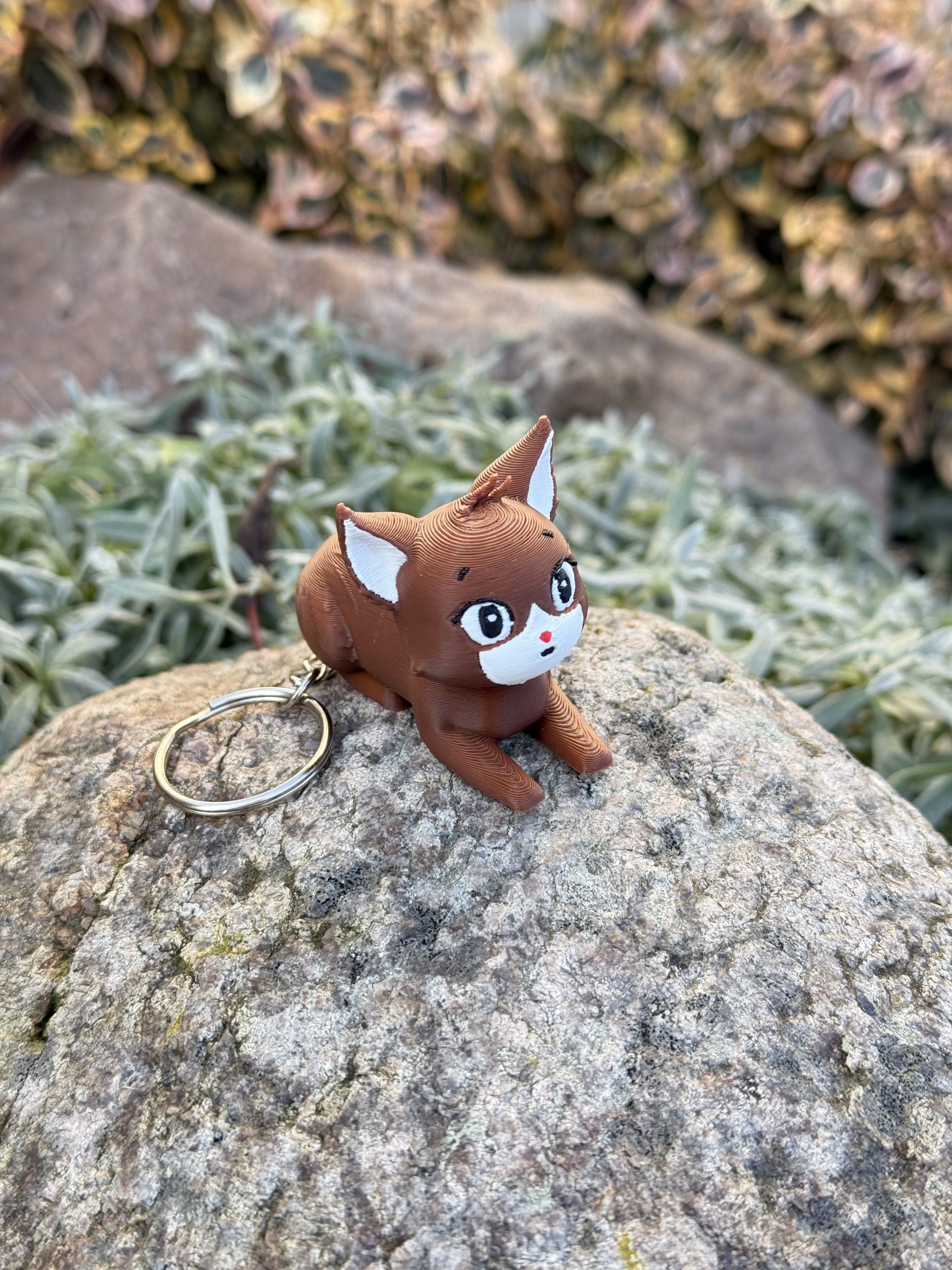 Kotek, kot leżący na brzuchu 3D – brelok mini figurka, zabawka, prezent - obrazek 11