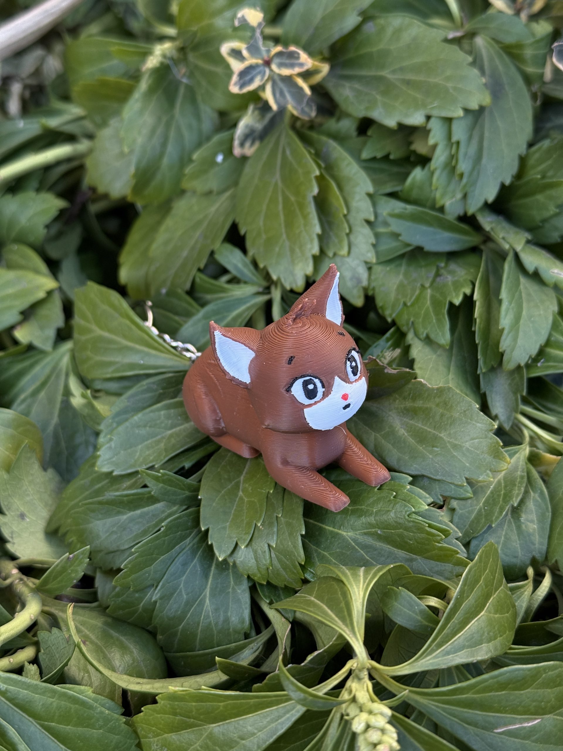 Kotek, kot leżący na brzuchu 3D – brelok mini figurka, zabawka, prezent - obrazek 14