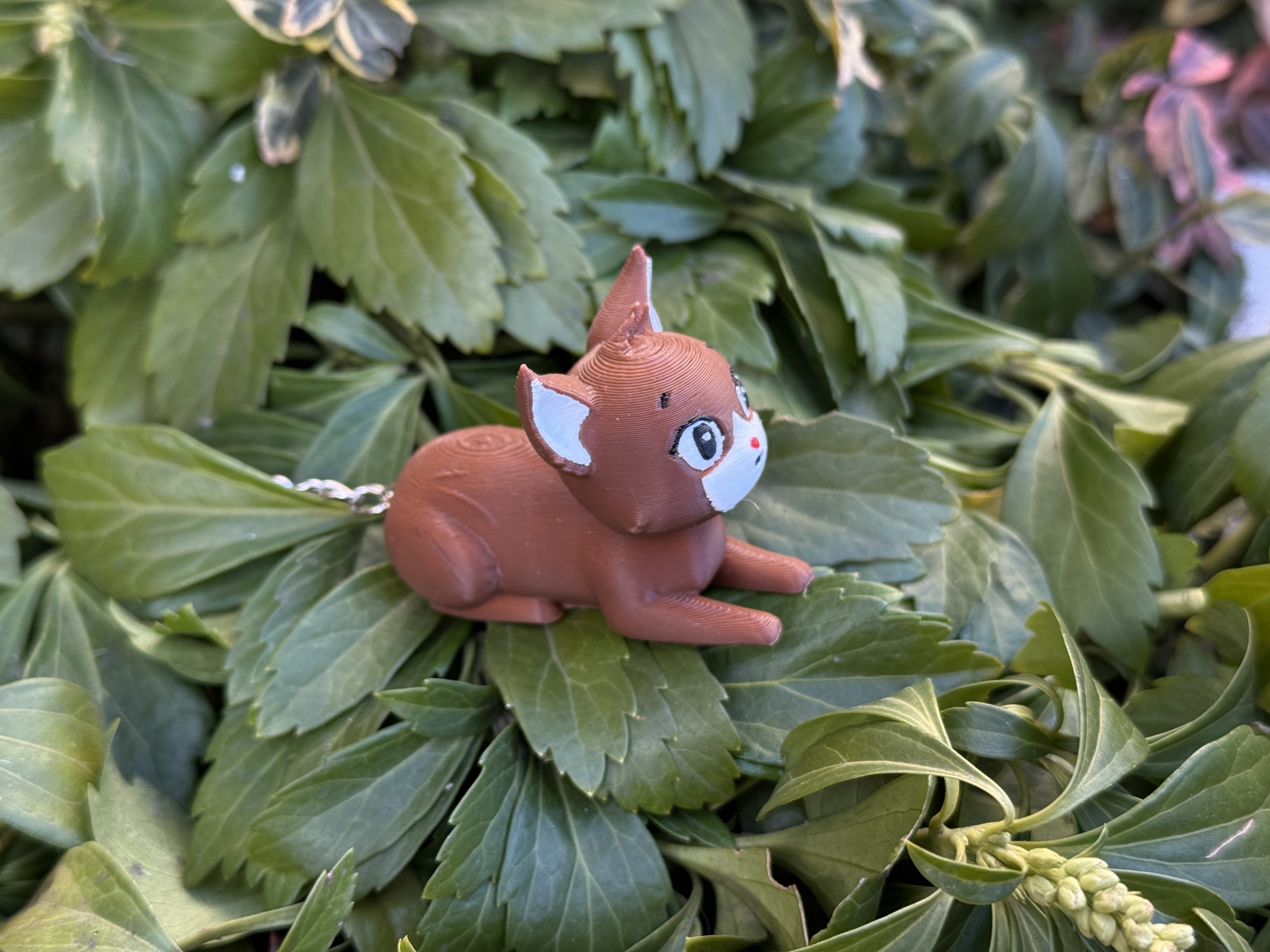 Kotek, kot leżący na brzuchu 3D – brelok mini figurka, zabawka, prezent - obrazek 15