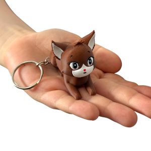 Kotek, kot leżący na brzuchu 3D – brelok mini figurka, zabawka, prezent